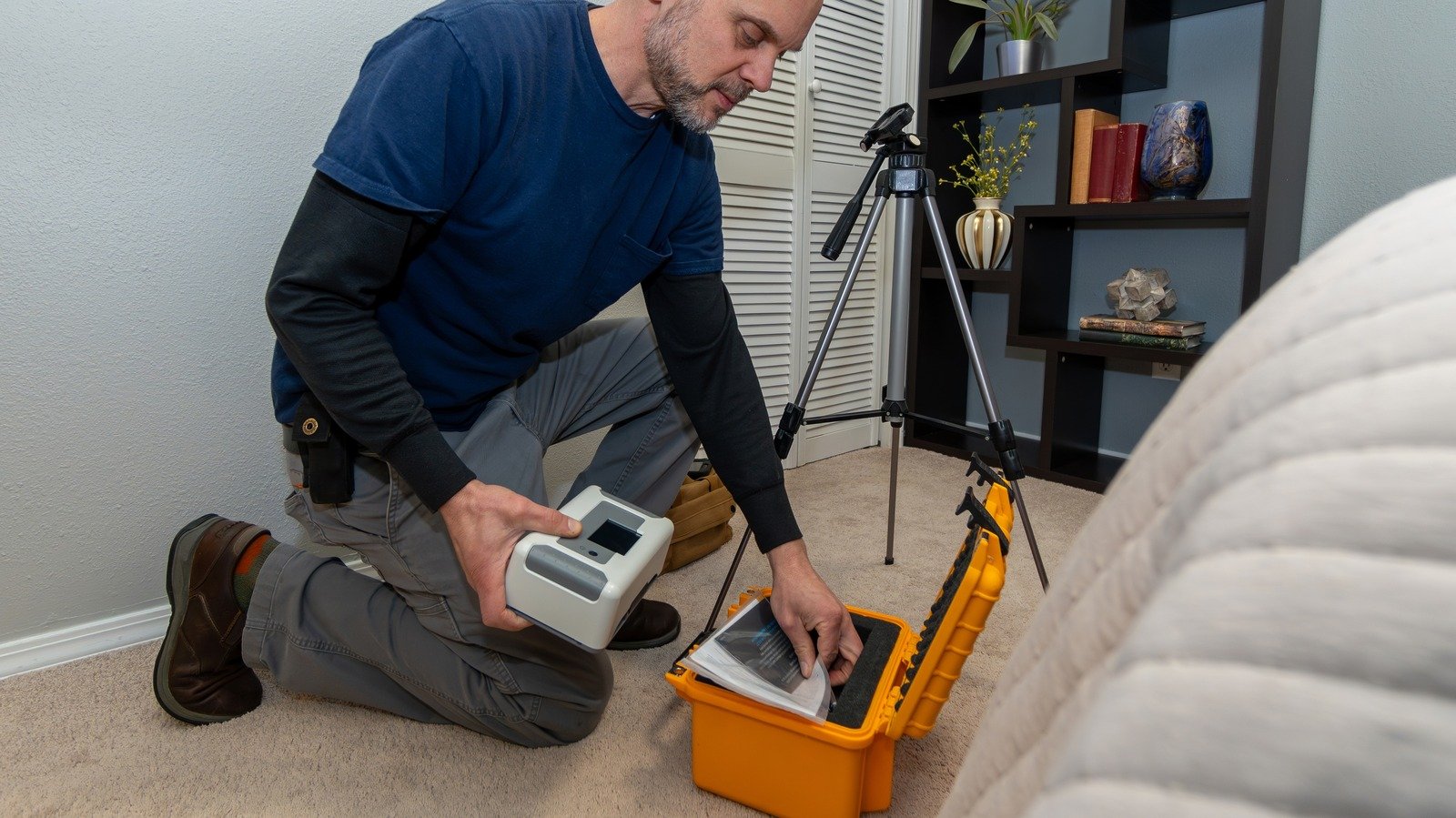 Home,Inspector,Doing,A,Radon,Test,Setup,In,The,Lowest